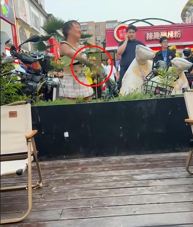 续！女子闹事原因曝光车主朋友再发声电子pg游戏山东“钟无艳”砸车后(图4)
