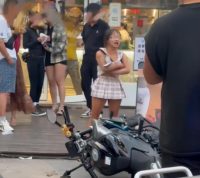 续！女子闹事原因曝光车主朋友再发声电子pg游戏山东“钟无艳”砸车后(图9)