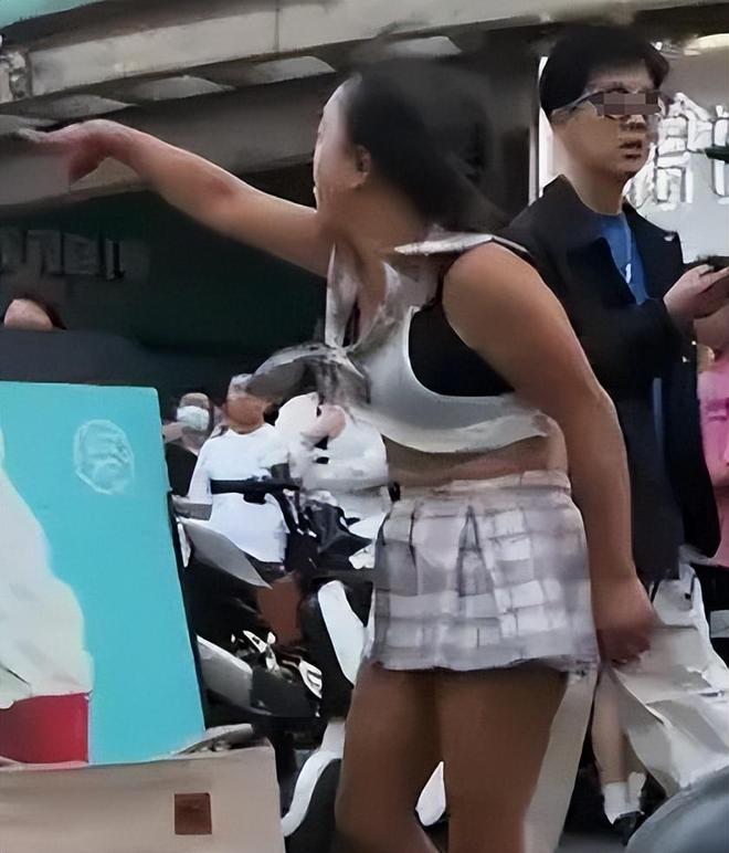 续！女子闹事原因曝光车主朋友再发声电子pg游戏山东“钟无艳”砸车后(图15)